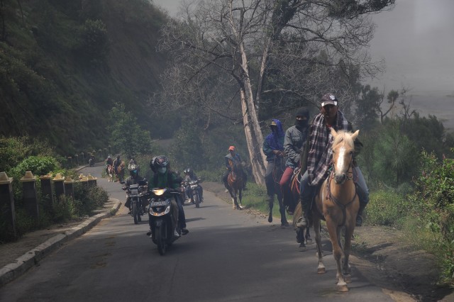 Cung đường núi hiểm trở trên dãy Tengger ở Indonesia