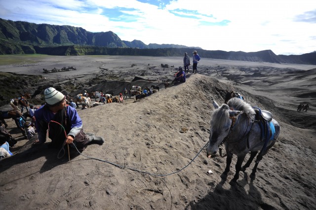 Nghỉ dọc đường khi du lịch Indonesia và đến thăm núi lửa bromo