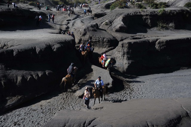 Biển cát đen ở chân núi Bromo ở Indonesia