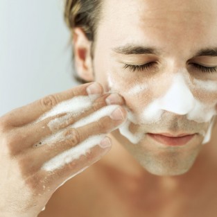 Cách chăm sóc da nhờn cơ bản cho quý ông