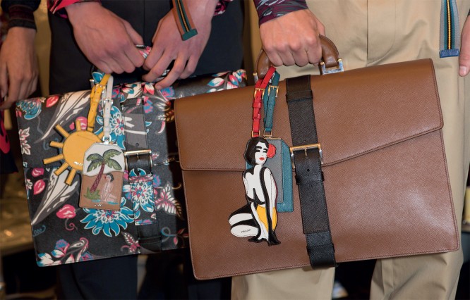 Túi xách họa tiết hoa của Prada
