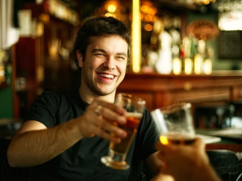 man with beer 475x356 Học cách để quản lý tiền khi bạn 20 tuổi