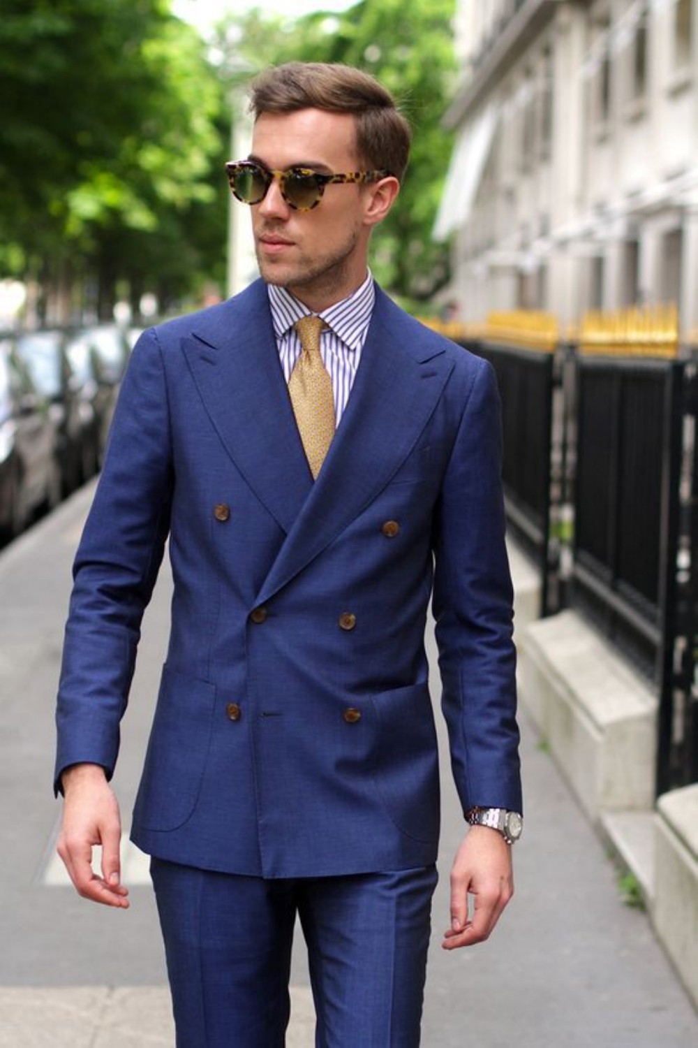 4 cách phối đồ với áo vest nam màu xanh-elle man15