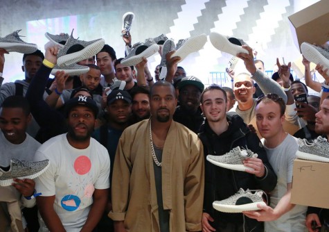 Kanye West và fan hâm mộ trong ngày tung ra giày thể thao adidas Yeezy Boost 350