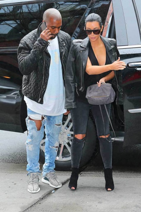 Kanye West mang giày Yeezy Boost 350 khi xuất hiện cùng vợ là Kim Kardashian