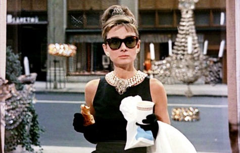 Nữ diễn viên Audrey Hepburn đeo mắt kính Rayban  Wayfarer 