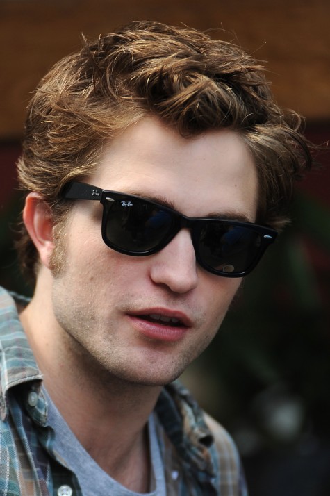 Robert Pattinson và mắt kính Rayban Wayfarer