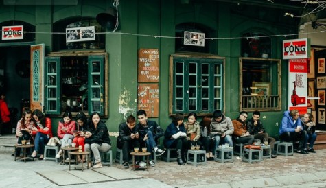 Một góc đường cà phê Hà Nội hiện đại.