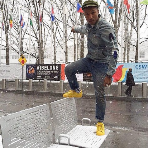 Pharrell Williams với đôi giày Adidas Supercolor màu vàng nổi bật