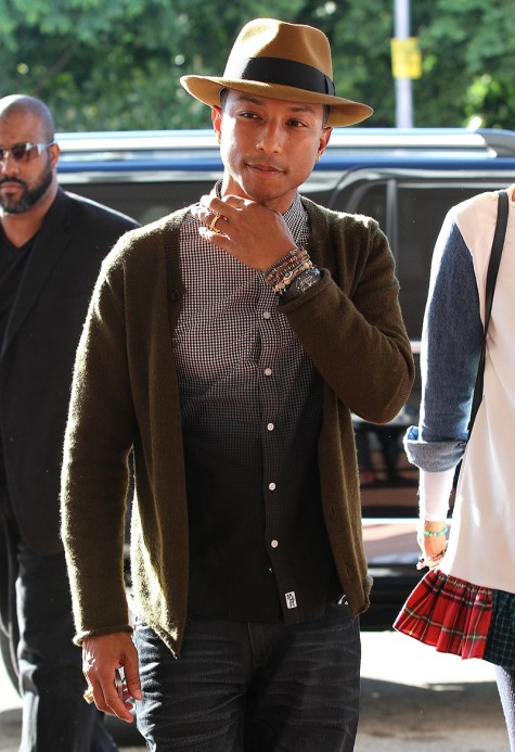 Cách phối đồ nam đẹp như Pharrell với áo cardigan và sơ mi