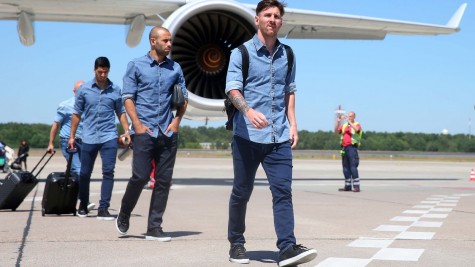 Lionel messi với phong cách phối đồ denim