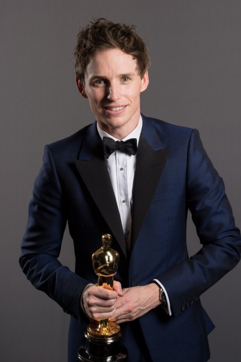 Eddie Redmayne và tượng vàng Oscar dành cho vai diễn Stephen Hawking trong The Theory of Everything