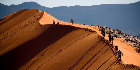 dia diem du lich Trekking the Sahara Desert