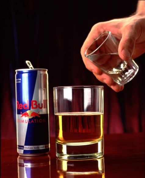 Vodka pha red bull là cách mix khá phổ biến với đa số thanh niên ngày nay 