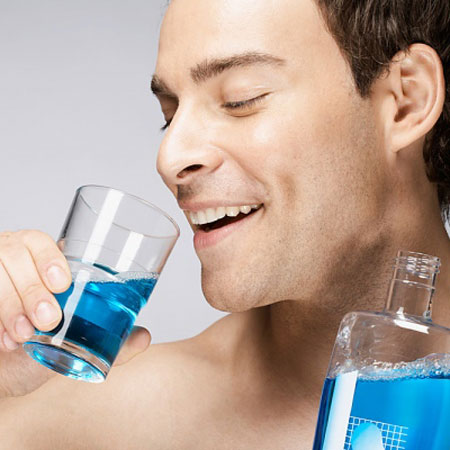 Hầu hết mọi người đều dùng nước để súc miệng sau khi đánh răng 