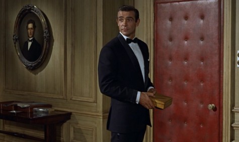 Tuxedo là điểm nhấn trong phong cách của James Bond thời kì này 