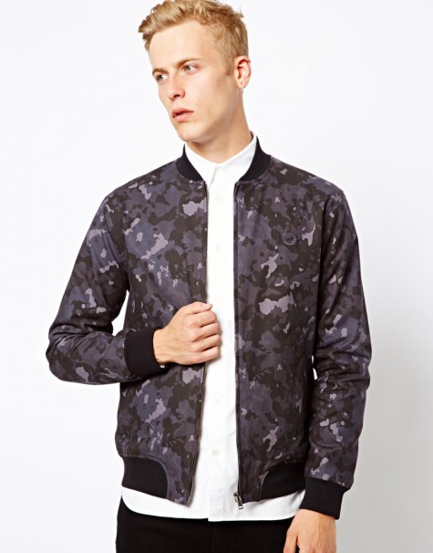 Bạn cũng có thể thử bomber jacket với họa tiết camos mang hơi hướng quân đội 