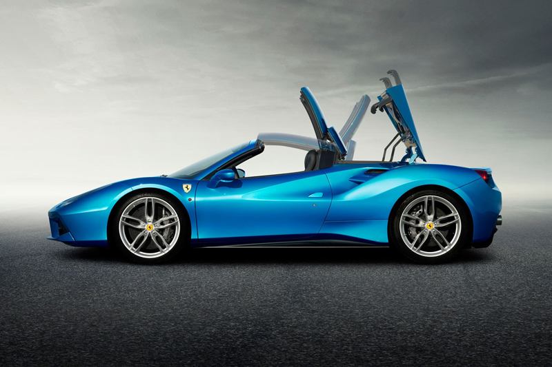 Mui cứng RTH đóng lại chỉ trong vòng 14 giây dù xe đang chạy, và có trọng lượng nhẹ hơn 15 kg so với mẫu mui mềm của F430 tiền nhiệm.