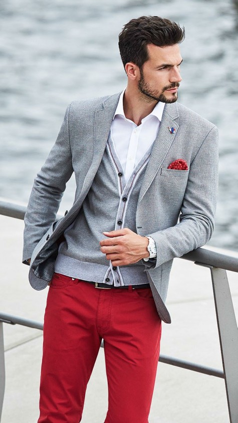 Cardigan trẻ trung khi được mix cùng áo blazer cùng tông cùng quần kaki đỏ 