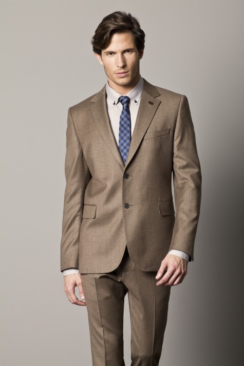 Nếu bạn có thân hình mảnh dẻ thì một bộ suit màu nâu sáng hơn cùng chất liệu hơi bóng có thể là một gợi ý cho bạn