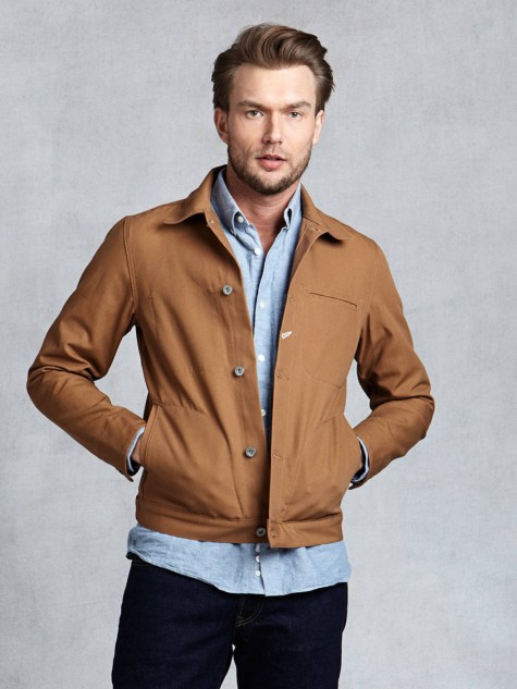 Nếu bạn là một chàng trai năng động, hãy nghĩ tới một chiếc jacket nâu sáng kết hợp với sơ mi xanh trẻ trung
