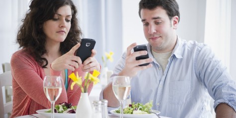 Bạn dùng bữa với người yêu hay chiếc điện thoại?