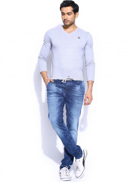Với phong cách đơn giản, chiếc quần jeans rộng rãi đi cùng áo trơn sáng màu tạo vẻ năng động và khỏe mạnh cho người mặc 