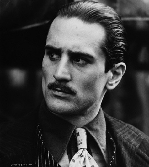 Bố Già Vito Corleone thời trai trẻ (vai diễn được thể hiện bởi nam diễn viên Robert de Niro).