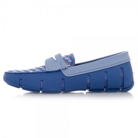 Sản phẩm giày slip-on chuyên dụng làm bằng cao su cho mùa mưa.