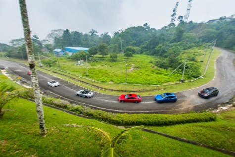 Dòng xe Porsche thong dong trên đường giữa khung cảnh Langkawi hùng vĩ