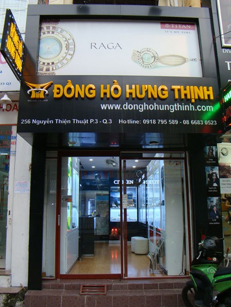 Cửa tiệm đồng hồ Hưng Thịnh.