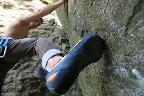 Giày leo núi cũng khác giày bình thường ở chỗ đế bằng phẳng, không có đinh nhưng lại có độ cứng và độ bám rất tốt. Mũi giày nhô lên cao một chút ở phần đầu, vì khi leo núi, ngón cái của bạn chính là điểm tựa quan trọng nhất. Chỗ nhô lên đó sẽ rất thoải mái cho ngón chân bạn hoạt động. Thường, những đôi giày leo núi sẽ ôm rất khít chân, để giữ cho giày không tuột khi đang thực hiện các động tác khó