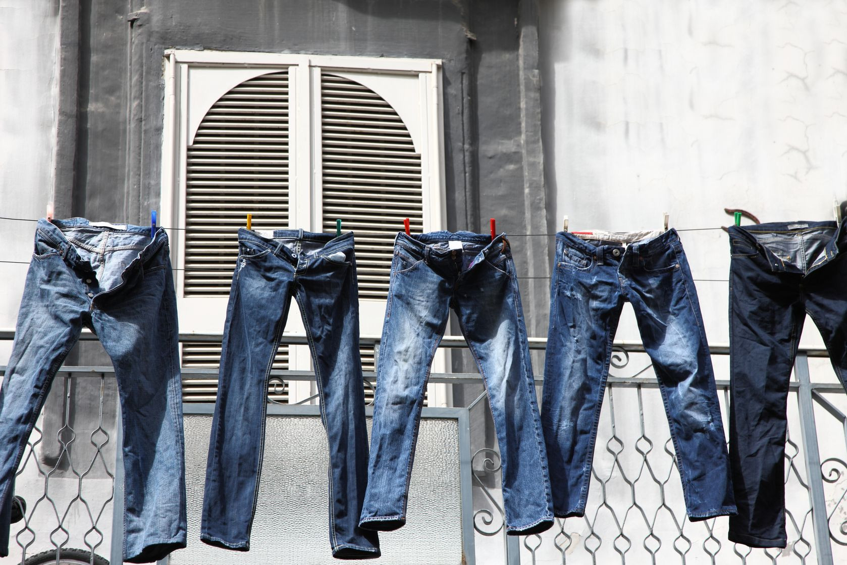 Bạn yên tâm rằng với một chiếc quần jean không giặt bạn có thể sẽ phong cách hơn đó