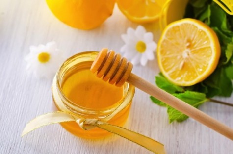 Nước cốt chanh kết hợp cùng mật ong giúp trị mụn hiệu quả
