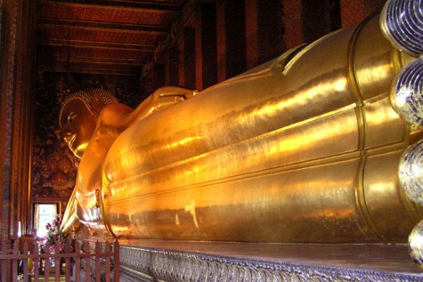 Điểm thu hút của Wat Pho là pho tượng Phật nằm hoành tráng