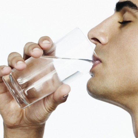 mẹo trị mụn hiệu quả cho nam giới - drinking water - elleman