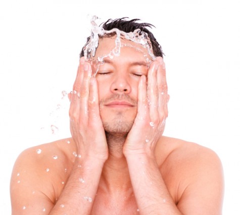 mẹo trị mụn hiệu quả cho nam giới - washing face - elleman