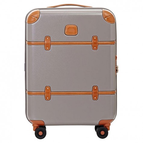 Thiết kế gọn nhẹ làm chiếc vali này là bạn đồng hành đắc lực trong mọi chuyến đi