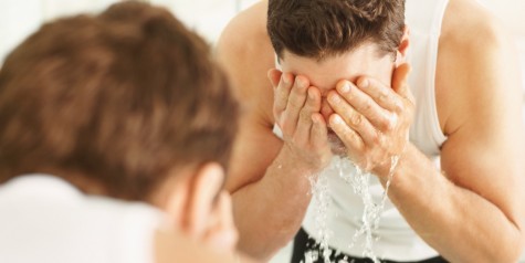 Rửa mặt là một trong những bước đơn giản để có một làn da khỏe mạnh.