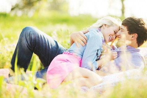 Đừng ngại ngùng thể hiện tình cảm với cô ấy