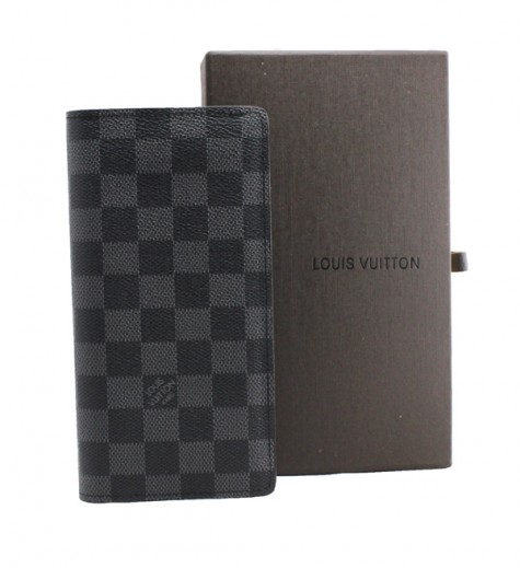Louis Vuitton xưa nay là thường hiệu thời trang nổi tiếng nhất nước Pháp và chiếc ví này là minh chứng cho điều đó.