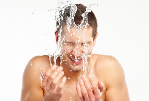 Không có gì bí mật khi rửa mặt thường xuyên có thể cải thiện đáng kể làn da của nam giới. 