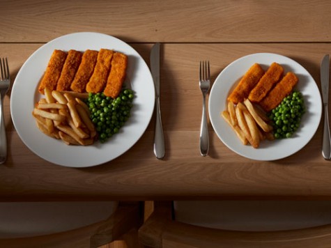 Sự khác nhau giữa 2 dĩa chất đầy thức ăn khá lớn, nhưng bạn thử lấy một tay che lại, các bạn sẽ nhận thấy dĩa nhỏ mang lượng thức ăn vừa đủ để lắp khoảng trống trong bụng của bạn.