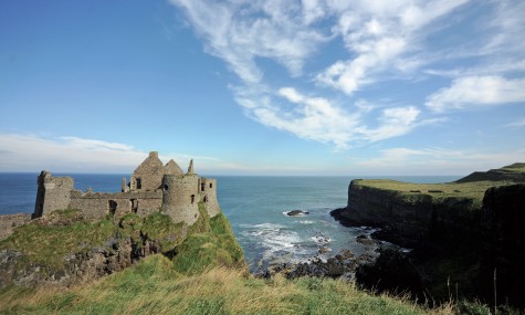 Lâu đài Dunluce trên mỏm đá nhô ra biển khơi