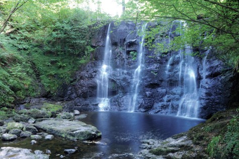 Thác móng ngựa trong cánh rừng Glenariff một trong những thác nước đẹp nhất ở Bắc Ireland