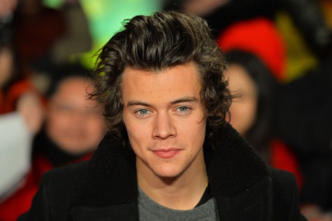 Đẹp trai và phong trần, mái tóc xoắn được ưa chuộng bởi nam ca sĩ Harry Styles trong One Direction.