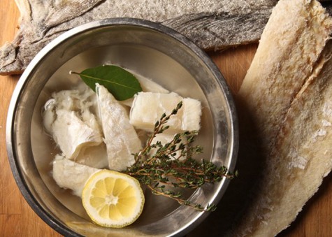 3 lý do vì sao cá được xem cho sự may mắn và thịnh vượng: vảy của chúng có hình dạng như đồng tiền, chúng đi theo đàn – tượng trưng cho sự thịnh vượng, và chúng bơi về phía trước – tượng trưng cho phát triển.