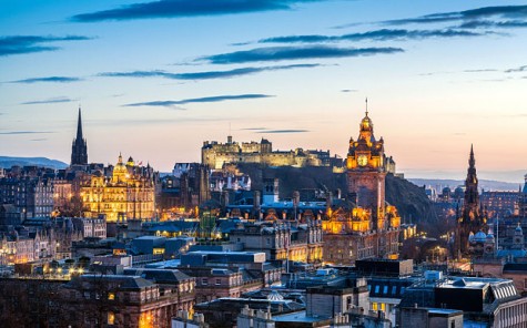 Thánh phố Edinburgh được mệnh danh là một thành phố lãng mạng thơ mộng, nếu bạn muốn thay mới cảnh tết trong hồ chí minh, thì tại sao không chọn Edinburgh là địa điểm du lịch tết? 