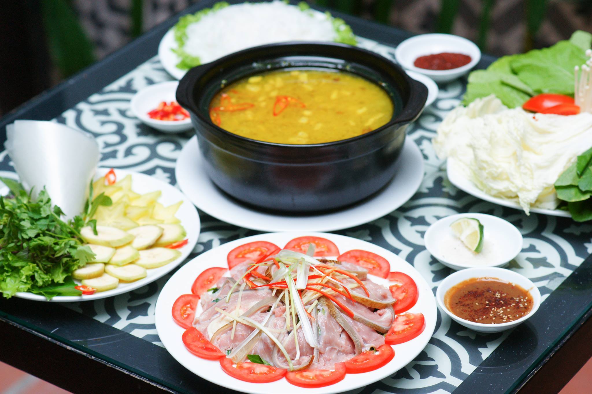 Bạn hãy trải nghiệm món Lẩu bê nhúng mẻ trong set 4 người, với giá chỉ 140K/người (gồm 7 món)