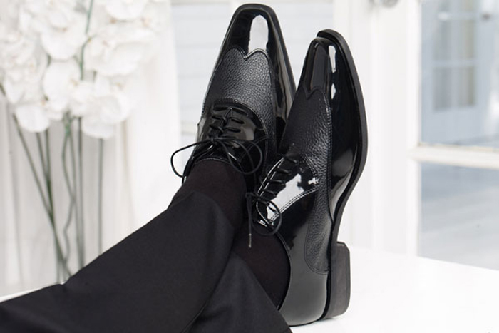 cách phối đồ cùng tuxedo - black shoes - elleman